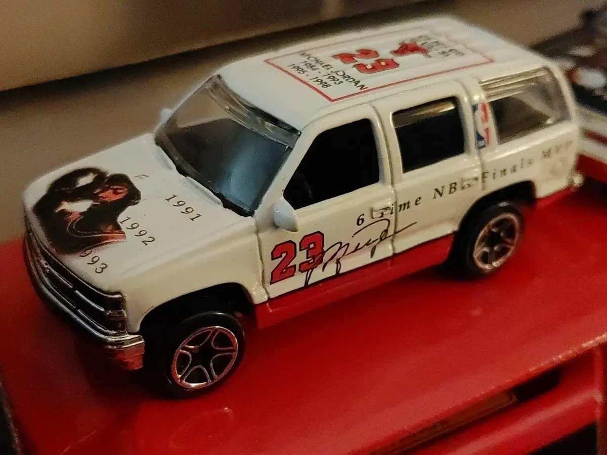 2000 97 Chevy Tahoe White: No Package: Image 3
