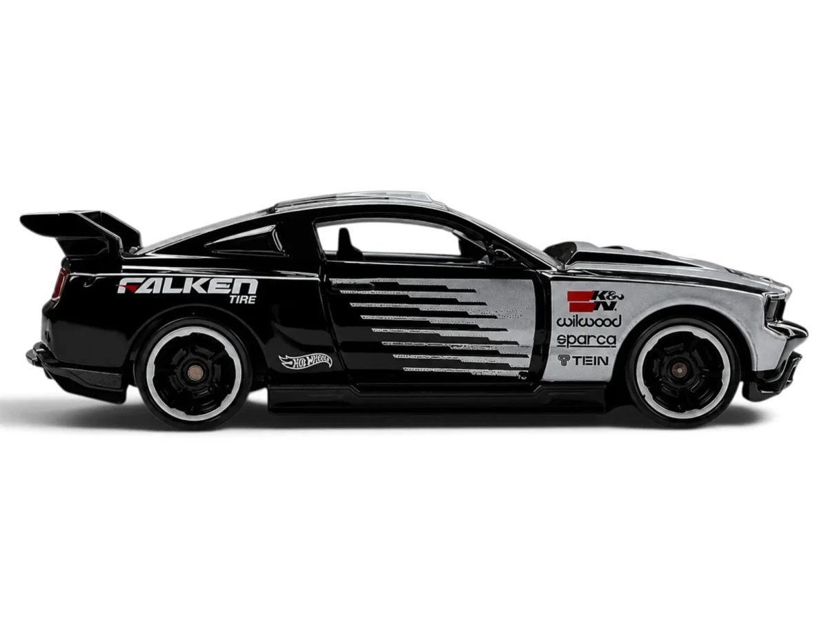 2015 Custom '12 Ford Mustang Black: No Package: Image 2
