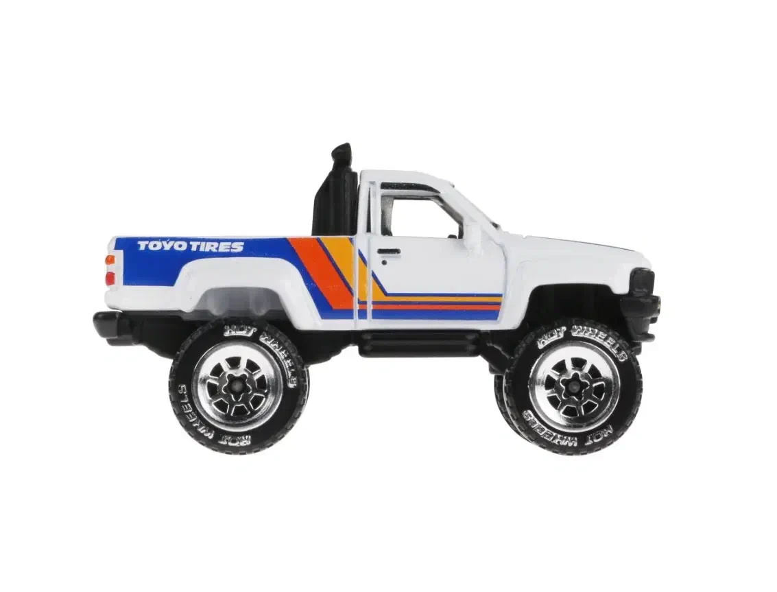 2024 1987 Toyota Pickup Truck White: No Package: Image 4