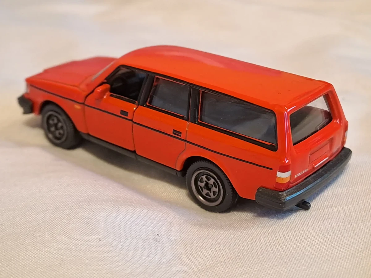 2025 Volvo 240 GL Estate Red: No Package: Image 4