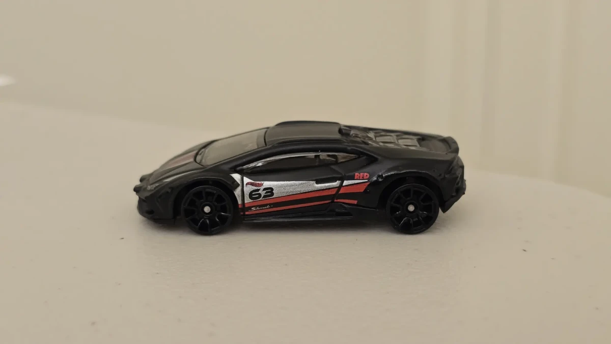 2025 Lamborghini Huracán Sterrato Black: No Package: Image 2