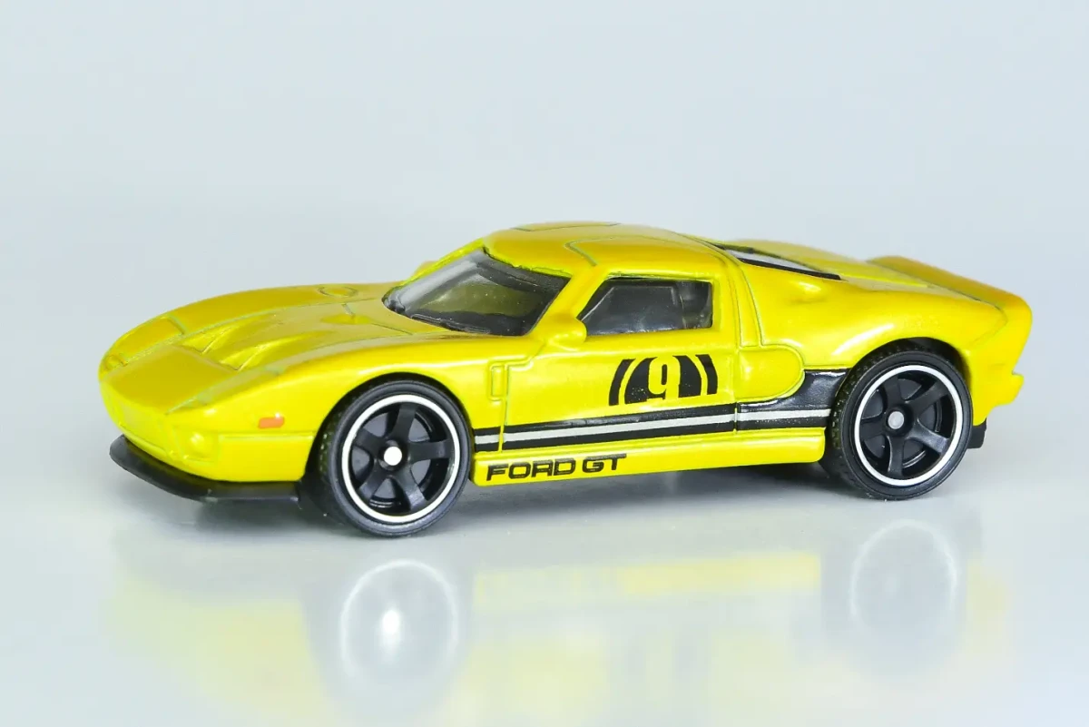 2026 2005 Ford GT Yellow: No Package: Image 4