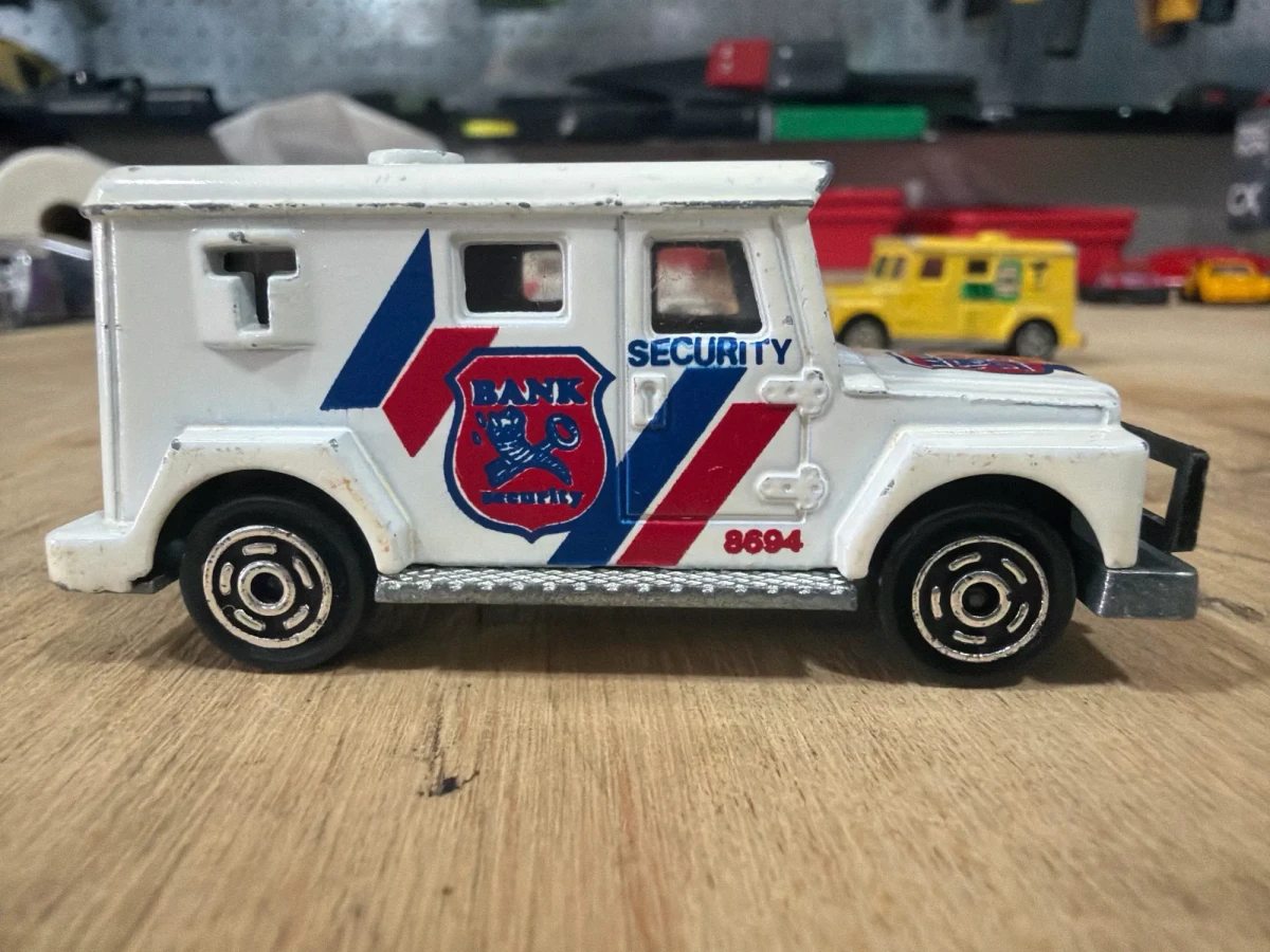 1991 Bank Security White: No Package: Image 2