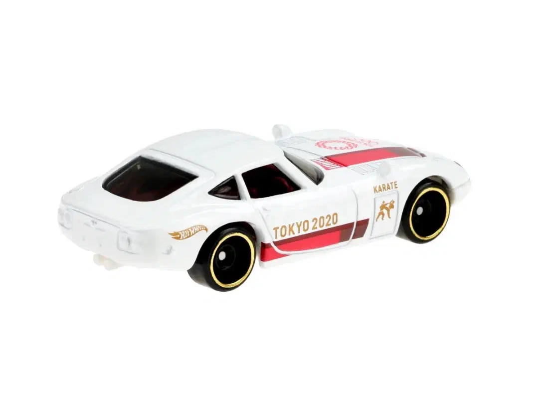 2020 Toyota 2000 GT White: No Package: Image 4