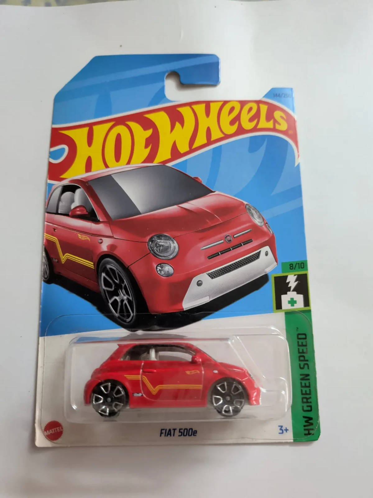 2023 Fiat 500e Red: Long (INT): Image 3