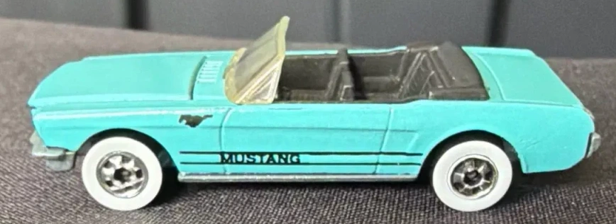 1989 65 Mustang Convertible Green: Image 2