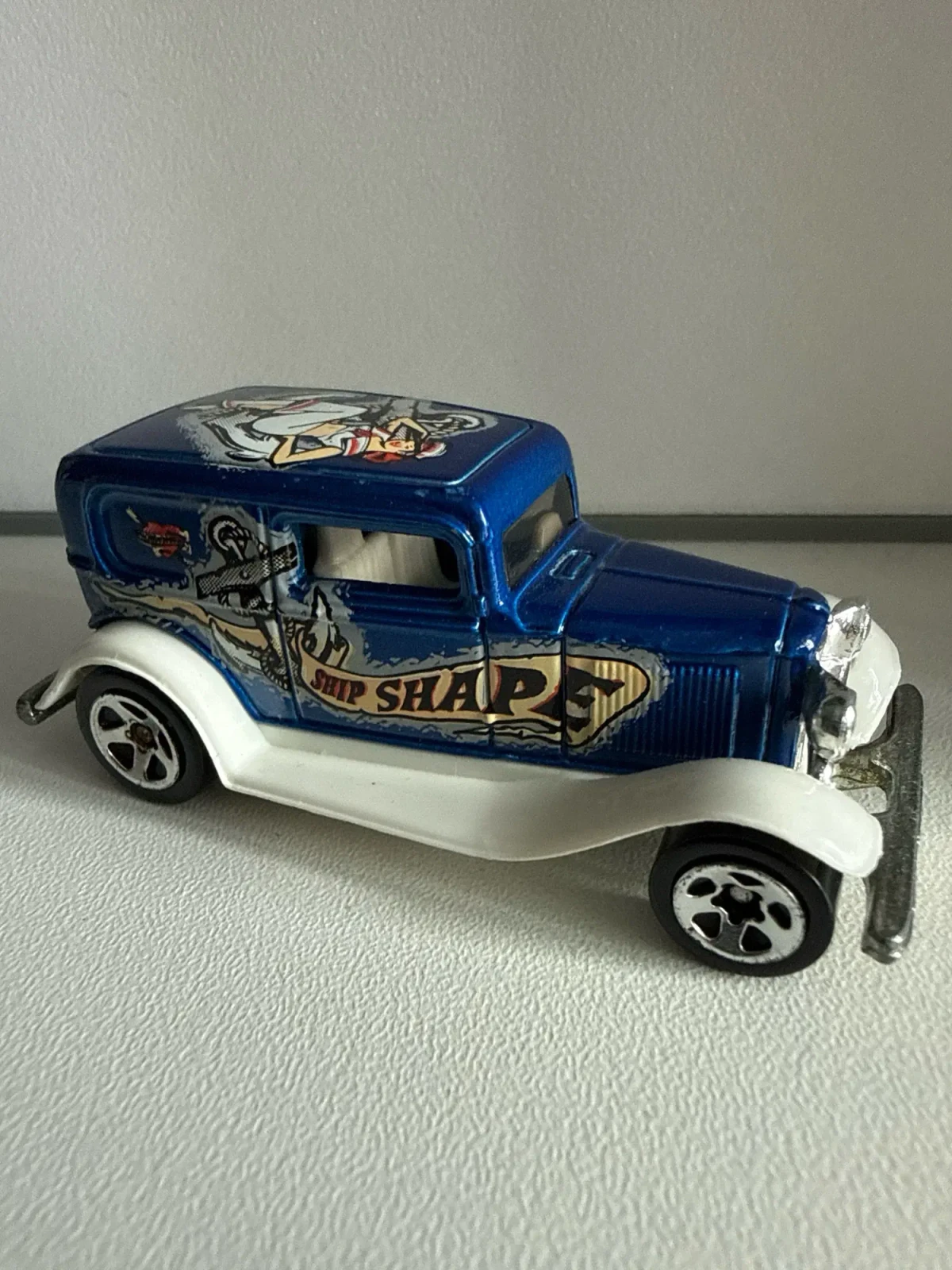 2004 32 Ford Delivery Blue: No Package: Image 2