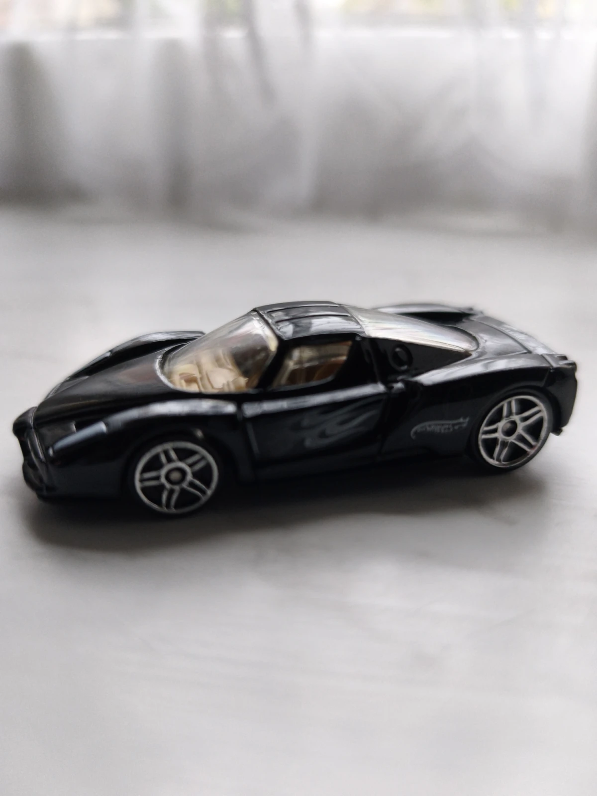2004 Enzo Ferrari Black: No Package: Image 2