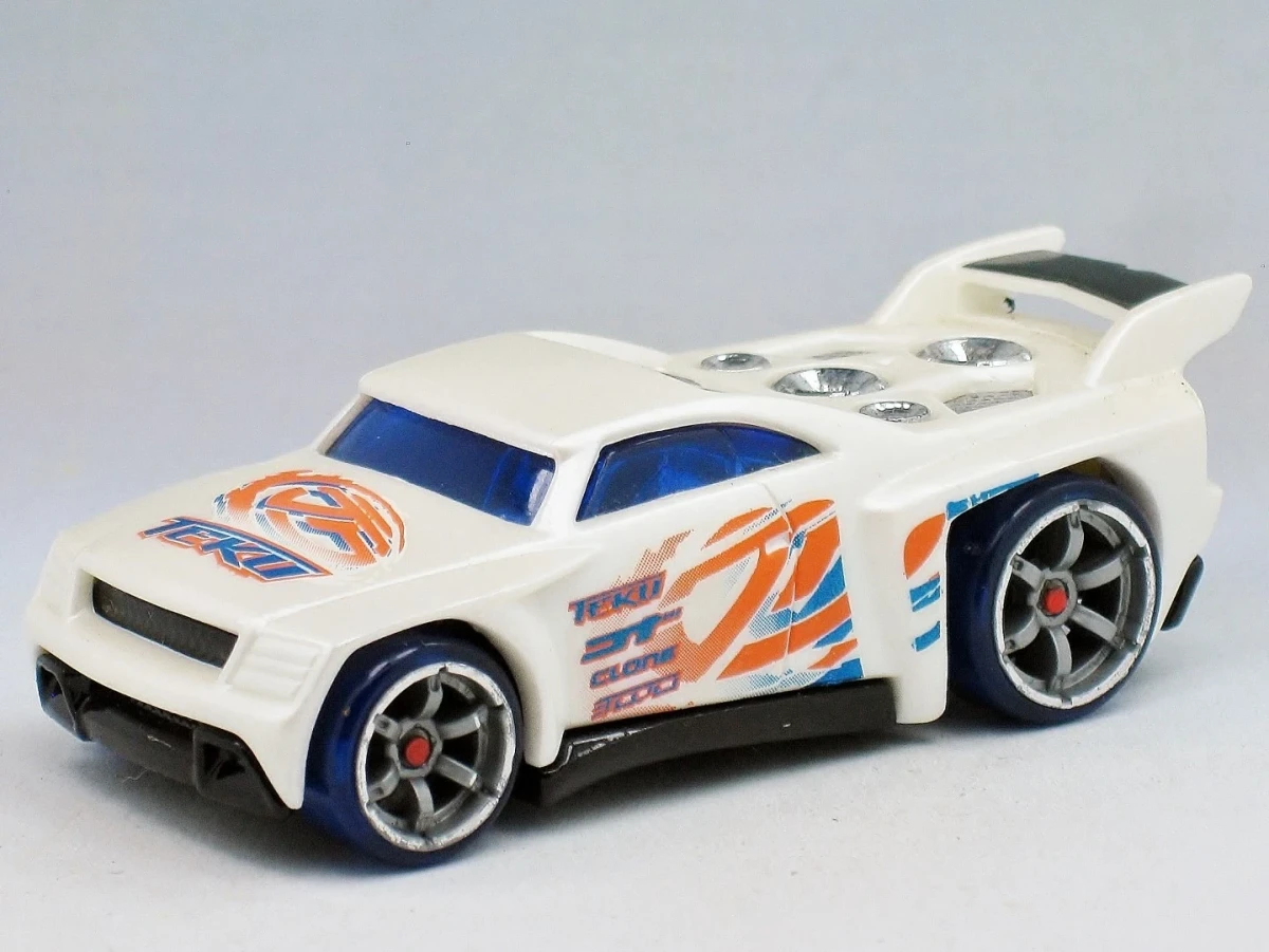 2005 Bassline White: No Package: Image 2
