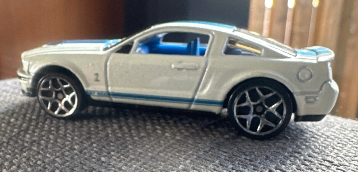 2009 07 Shelby GT-500 White: No Package: Image 2