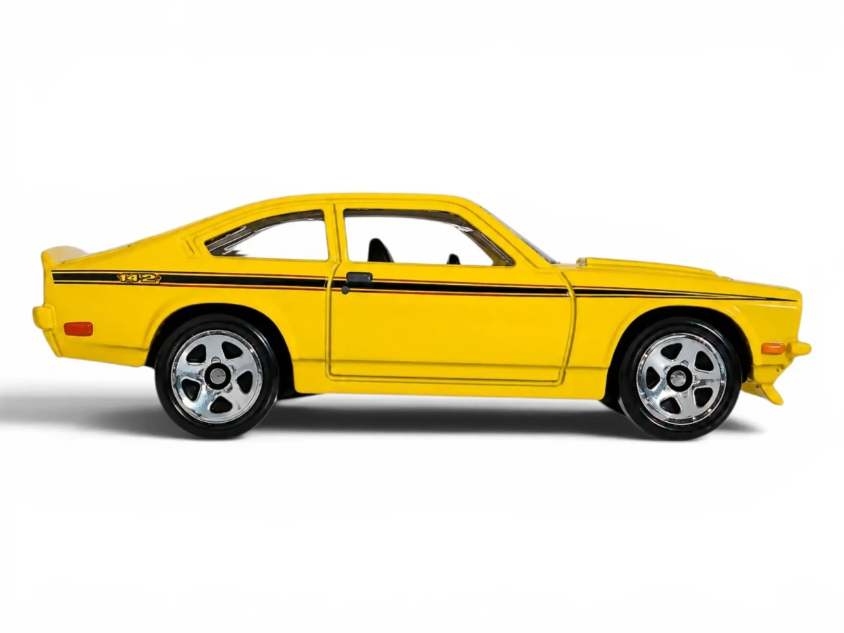 2009 Custom V-8 Vega Yellow: No Package: Image 2
