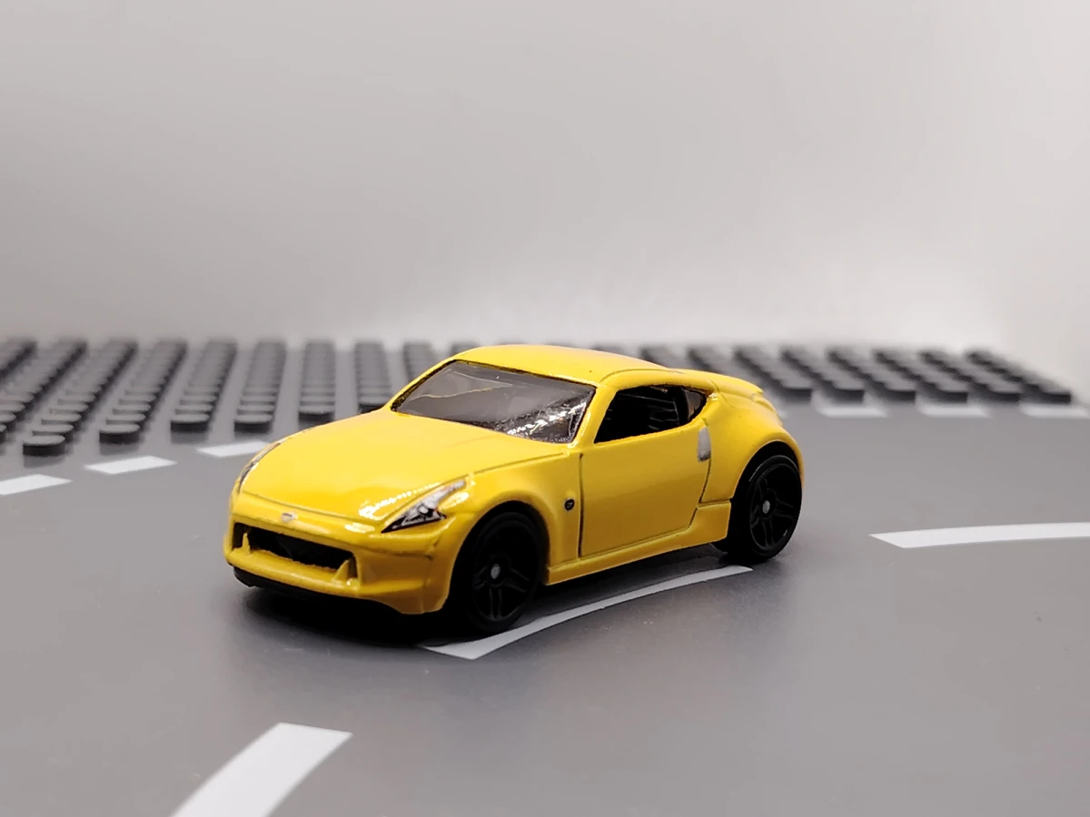 2010 Nissan 370Z Yellow: No Package: Image 2