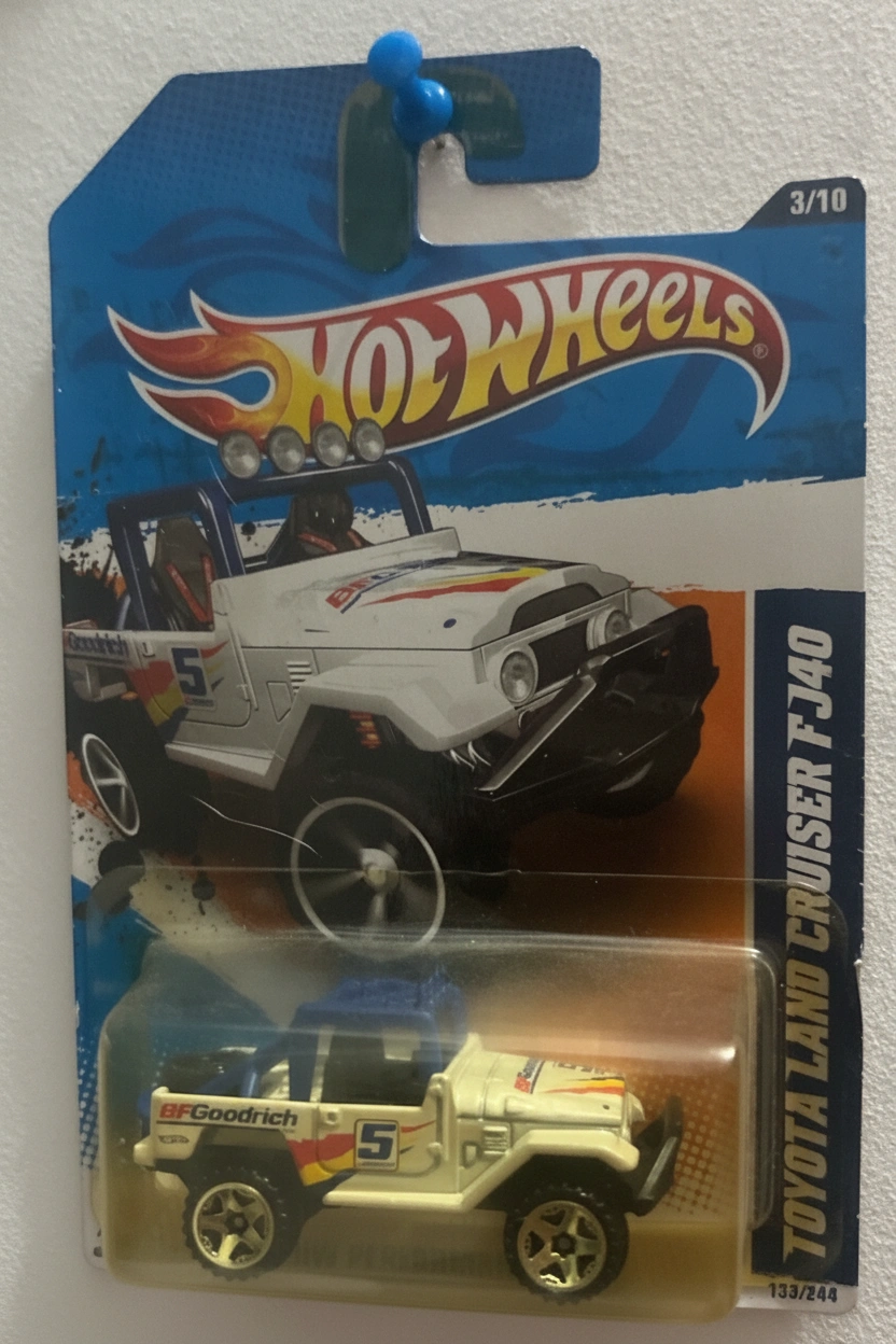 2011 Toyota Land Cruiser FJ40 White: Long (INT): Image 2