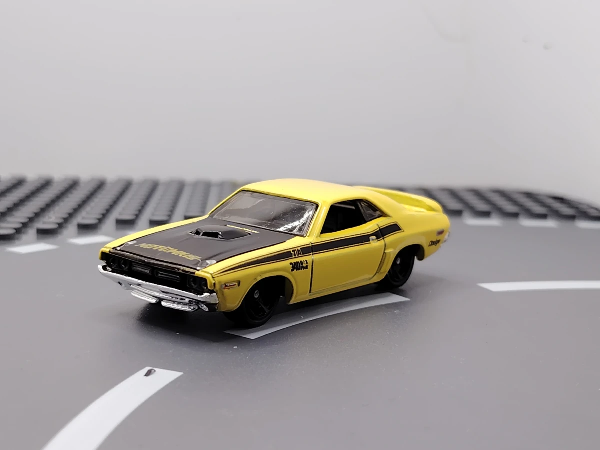 2014 71 Dodge Challenger Yellow: No Package: Image 3