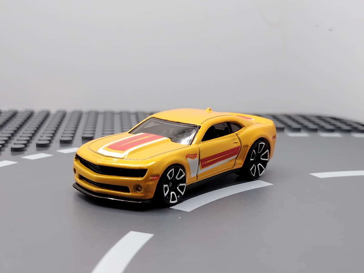 2015 13 Hot Wheels Chevy Camaro Special Edition Yellow: No Package: Image 2