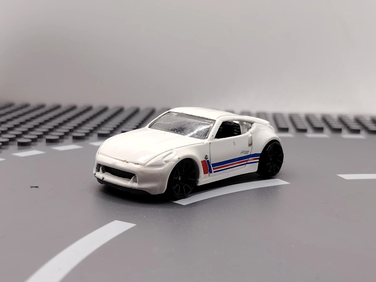 2015 Nissan 370Z White: No Package: Image 2
