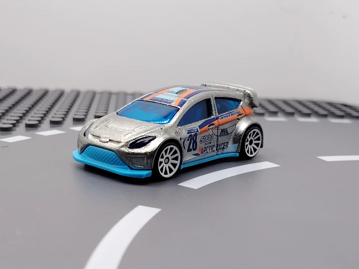 2016 12 Ford Fiesta ZAMAC: No Package: Image 2