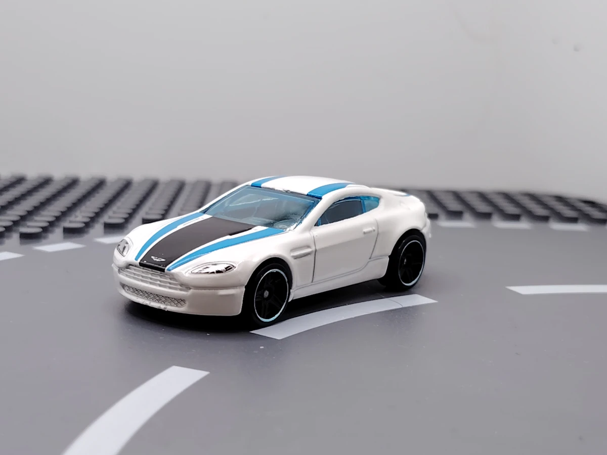 2016 Aston Martin V8 Vantage White: No Package: Image 2