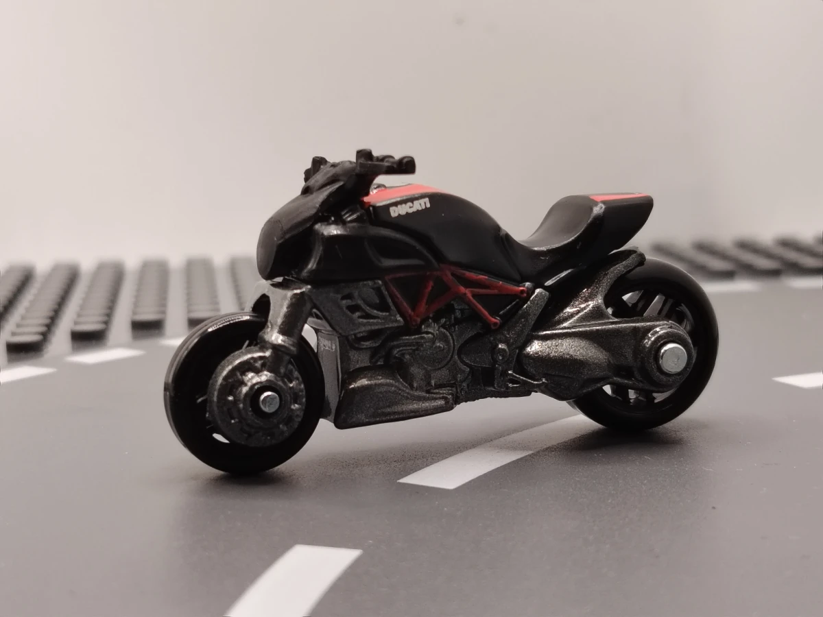 2016 Ducati Diavel Black: No Package: Image 2