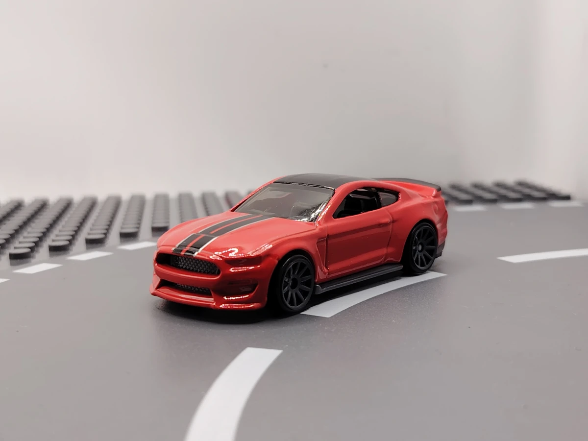 2016 Ford Shelby GT350R Red: No Package: Image 2