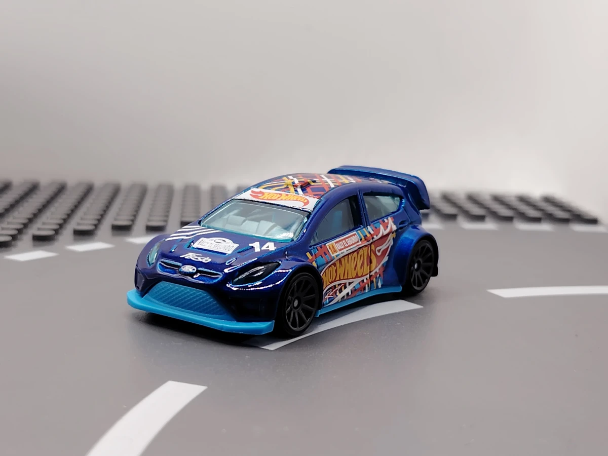 2017 12 Ford Fiesta Blue: No Package: Image 3