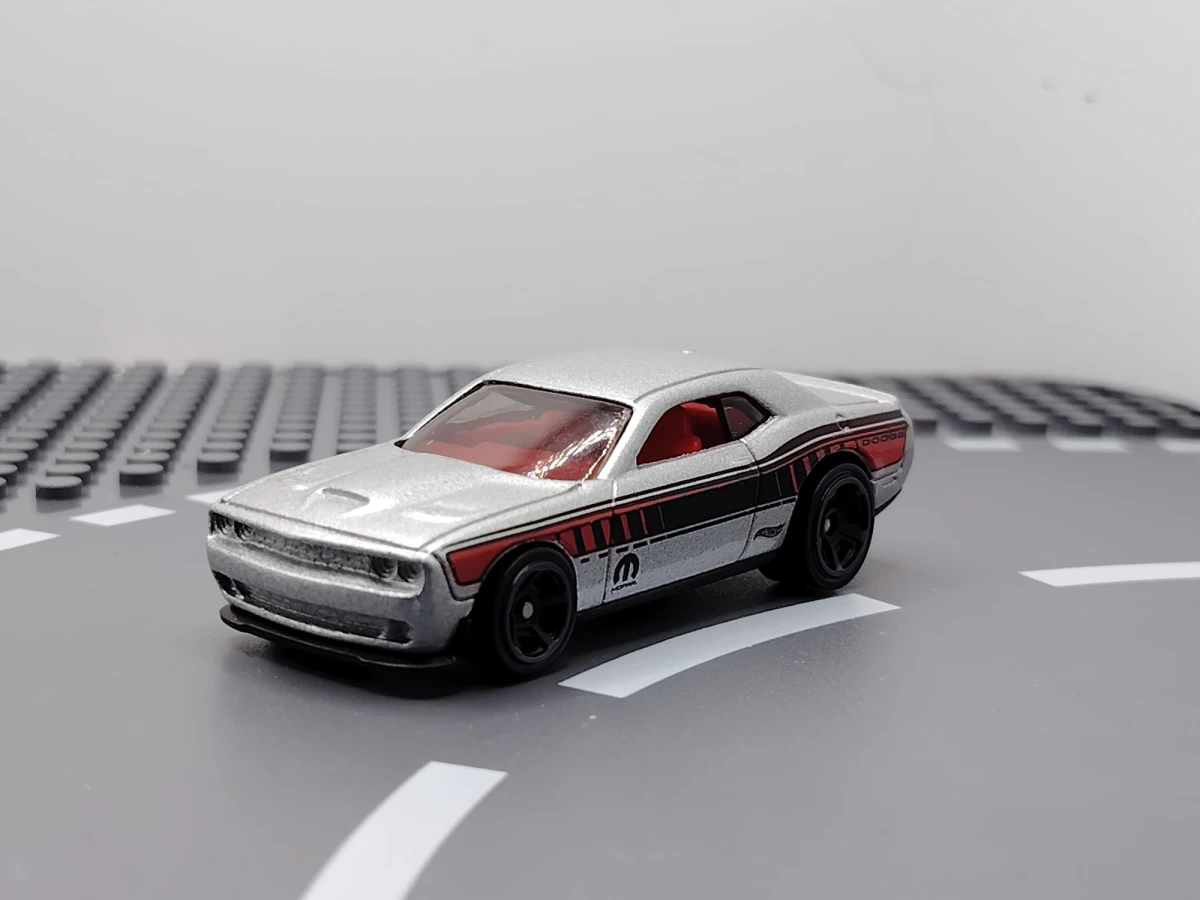 2017 15 Dodge Challenger SRT Silver: No Package: Image 2