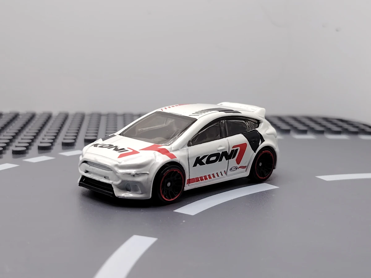 2017 Ford Focus RS White: No Package: Image 2