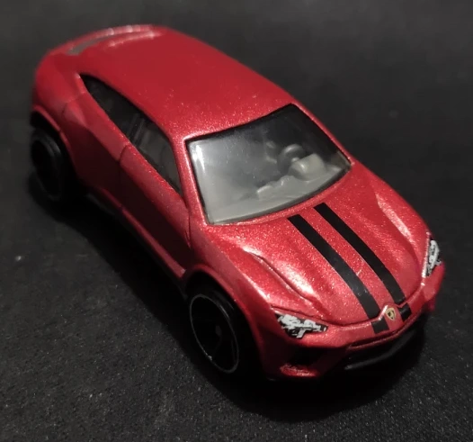 2017 Lamborghini Urus Red: No Package: Image 2