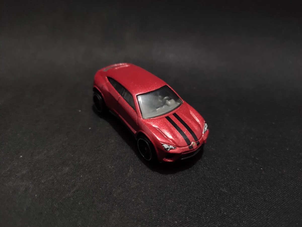 2017 Lamborghini Urus Red: No Package: Image 2