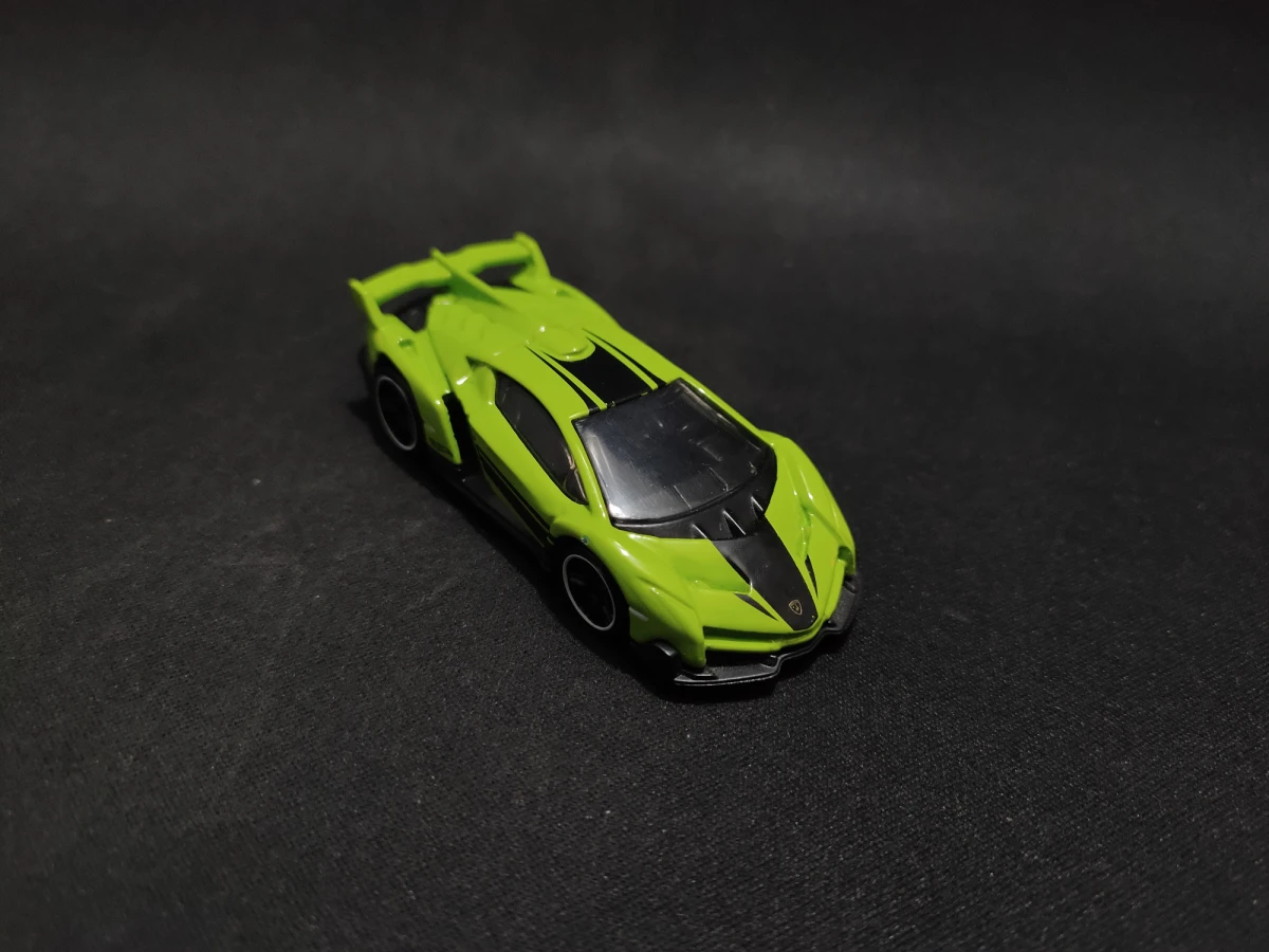 2017 Lamborghini Veneno Lime: No Package: Image 2