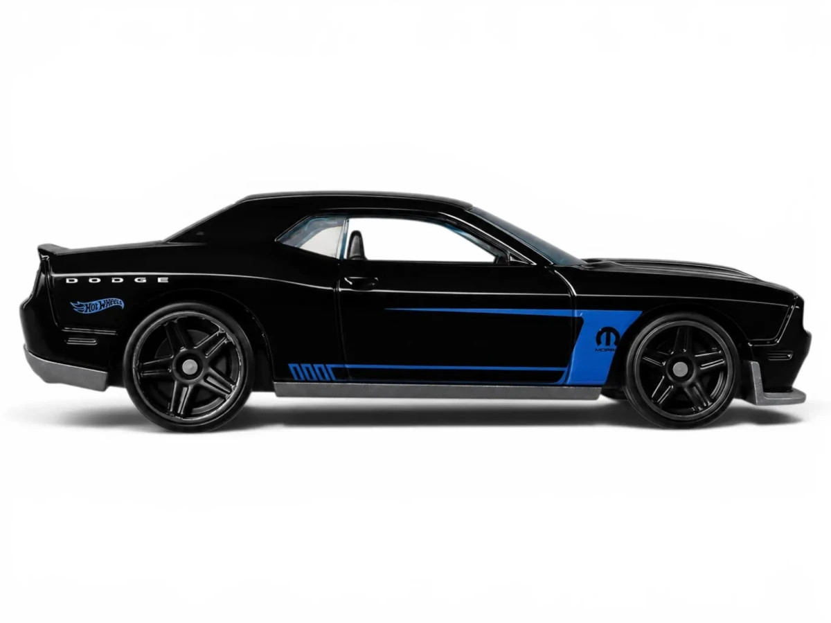 2018 15 Dodge Challenger SRT Black: No Package: Image 3