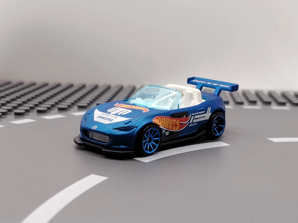 2018 15 Mazda MX-5 Miata Blue: No Package: Image 2