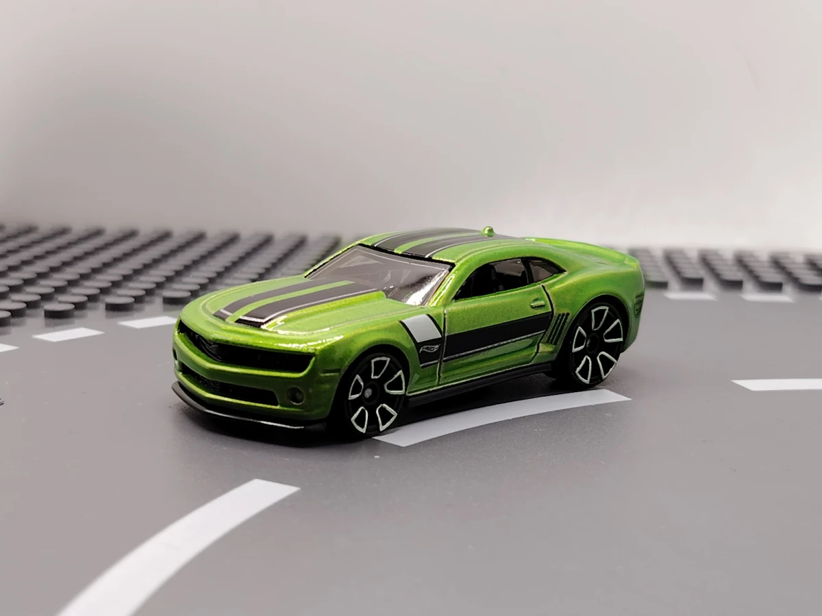 2020 2013 Hot Wheels Chevy Camaro Special Edition Green: No Package: Image 3