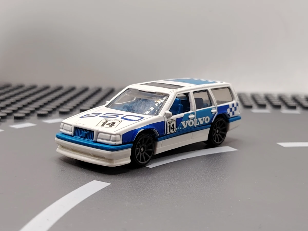2020 Volvo 850 Estate White: No Package: Image 2