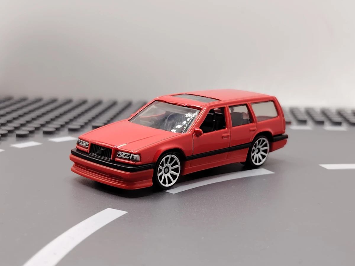 2021 Volvo 850 Estate Red: No Package: Image 2