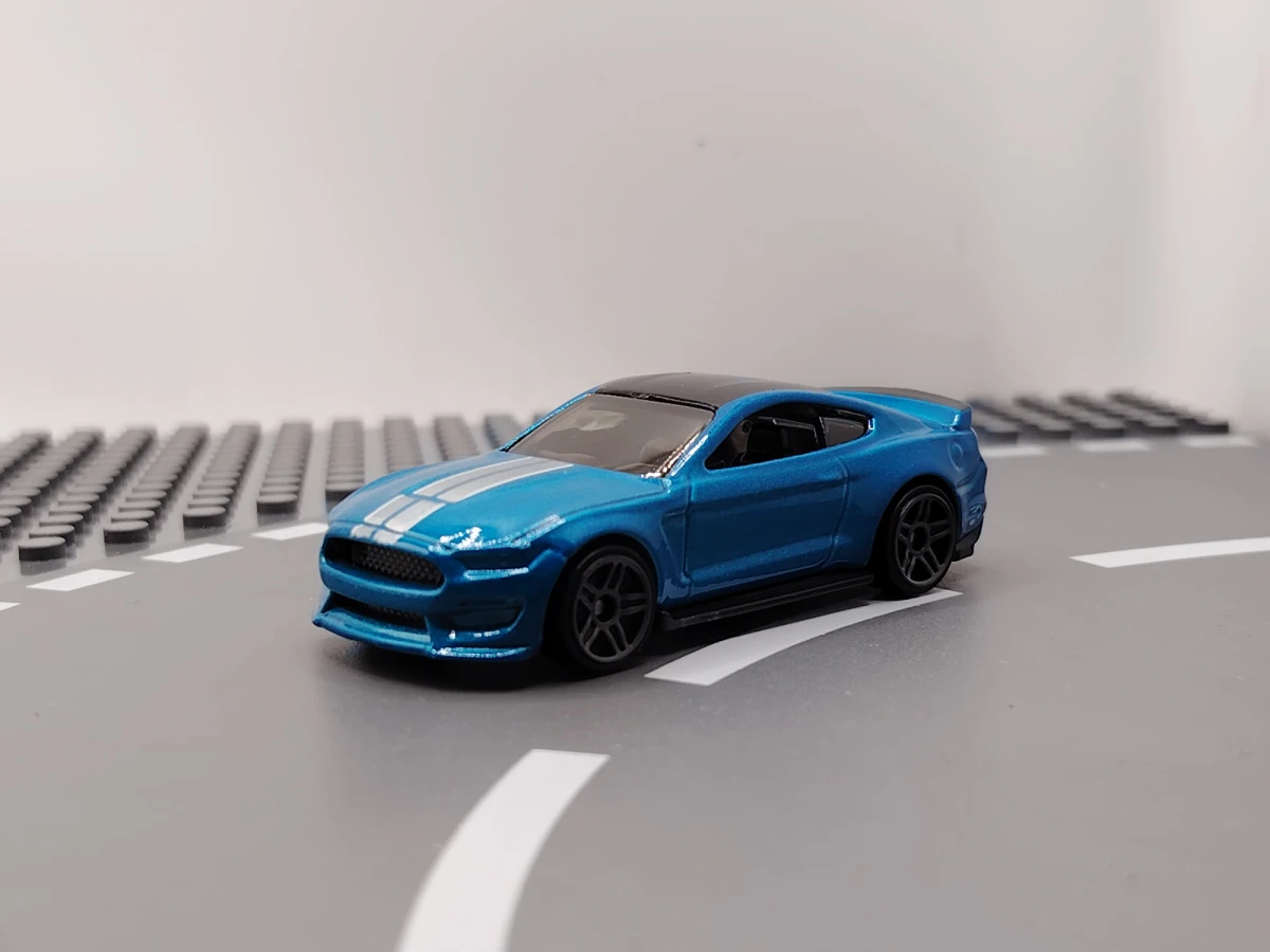2022 Ford Shelby GT350R Blue: No Package: Image 2