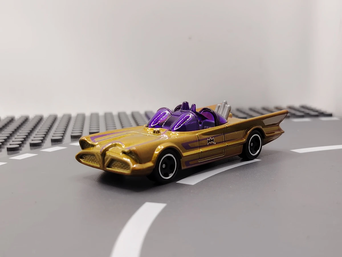 2022 TV Series Batmobile Gold: No Package: Image 2