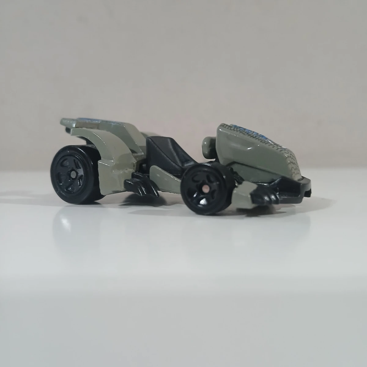 2022 Velociraptor 'Beta' Grey: No Package: Image 2