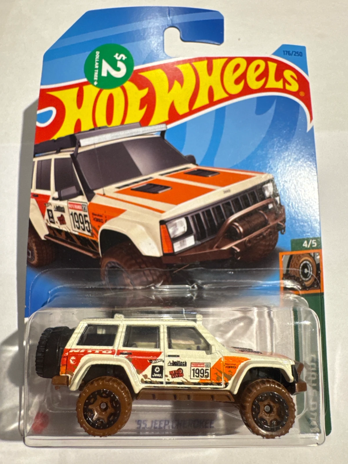 2023 95 Jeep Cherokee White: Long (INT): Image 3