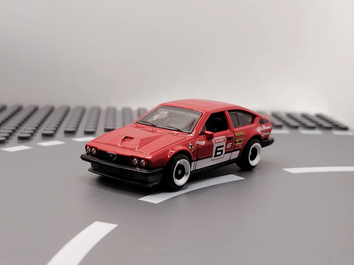 2023 Alfa Romeo GTV6 3.0 Red: No Package: Image 2