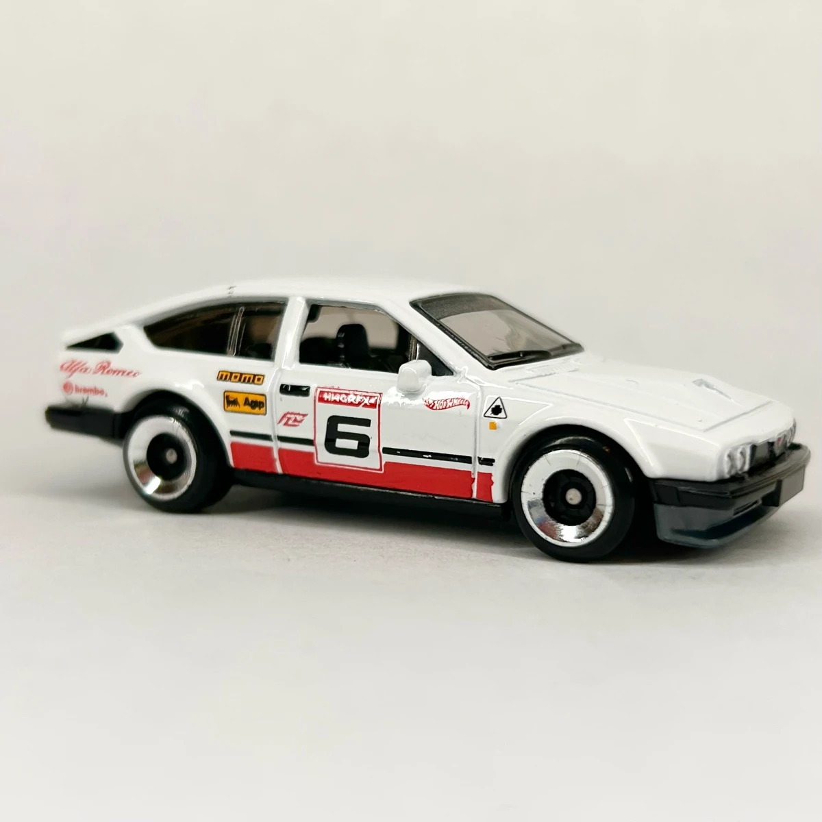 2023 Alfa Romeo GTV6 3.0 White: No Package: Image 5