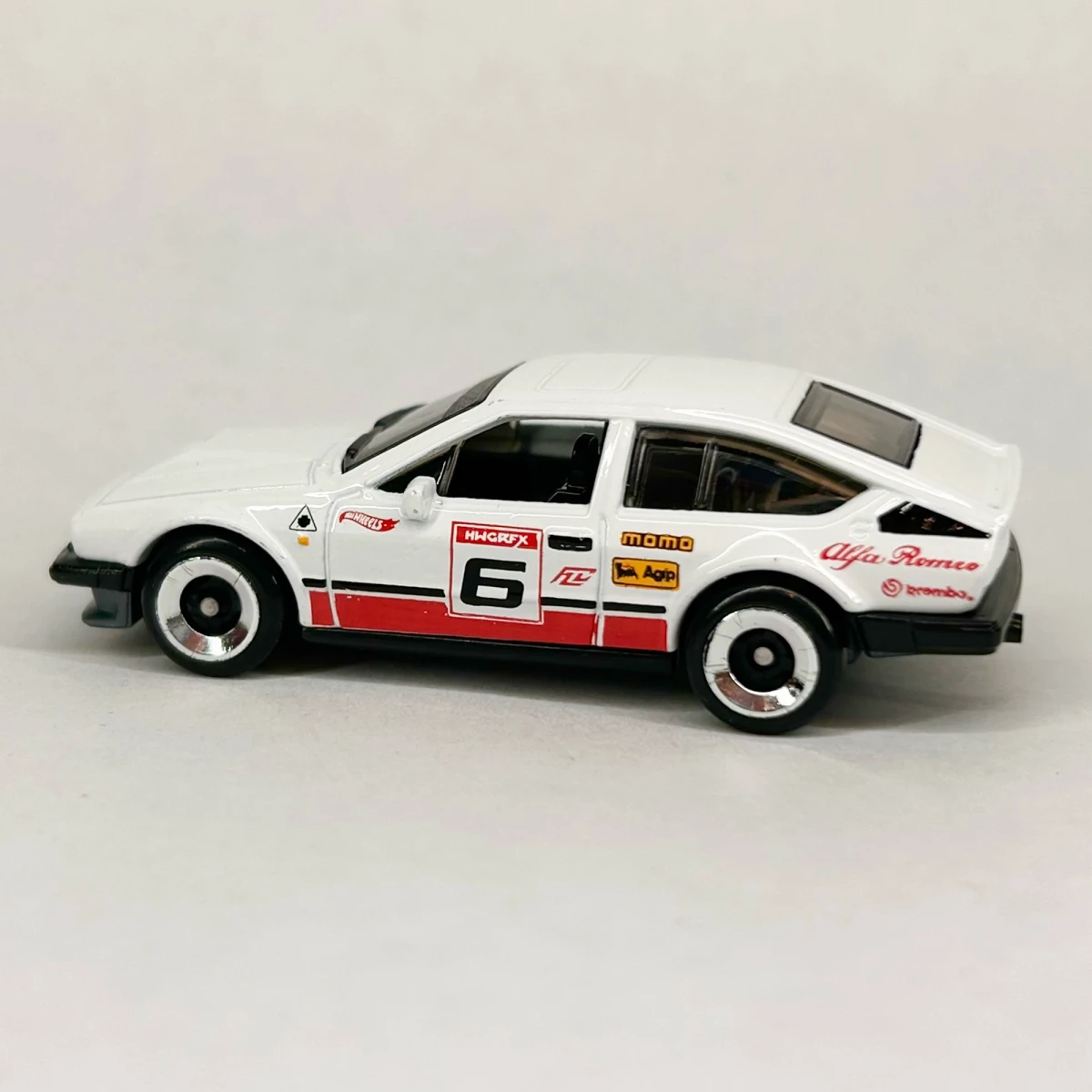 2023 Alfa Romeo GTV6 3.0 White: No Package: Image 7