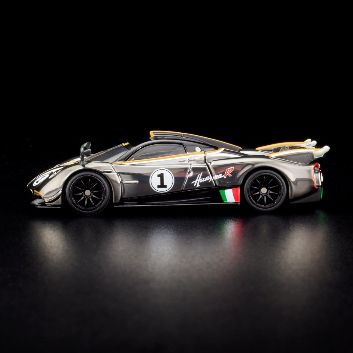 2024 21 Pagani Huayra R Grey: Image 9