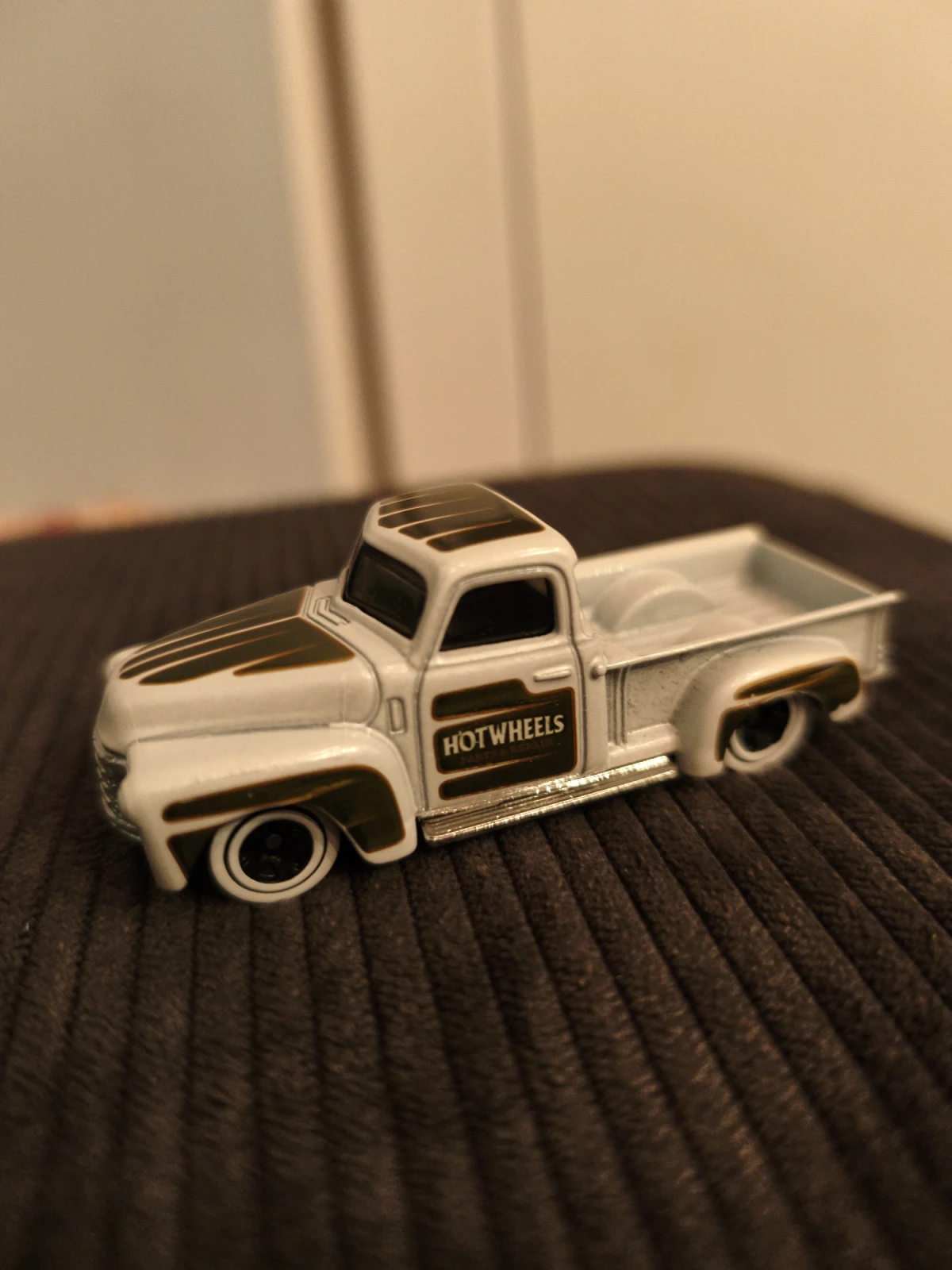 2024 52 Chevy White: No Package: Image 2