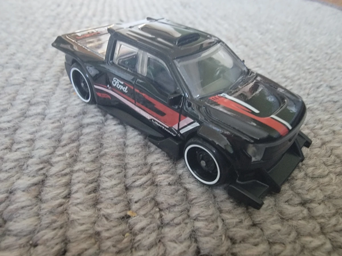 2024 Ford F-150 Lightning Custom Black: No Package: Image 2