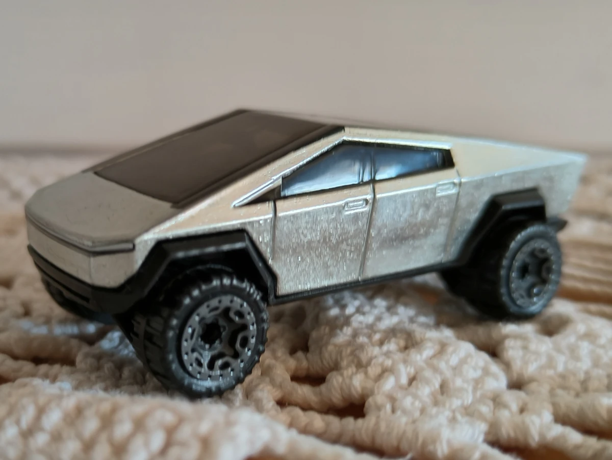 2024 Tesla Cybertruck ZAMAC: No Package: Image 3