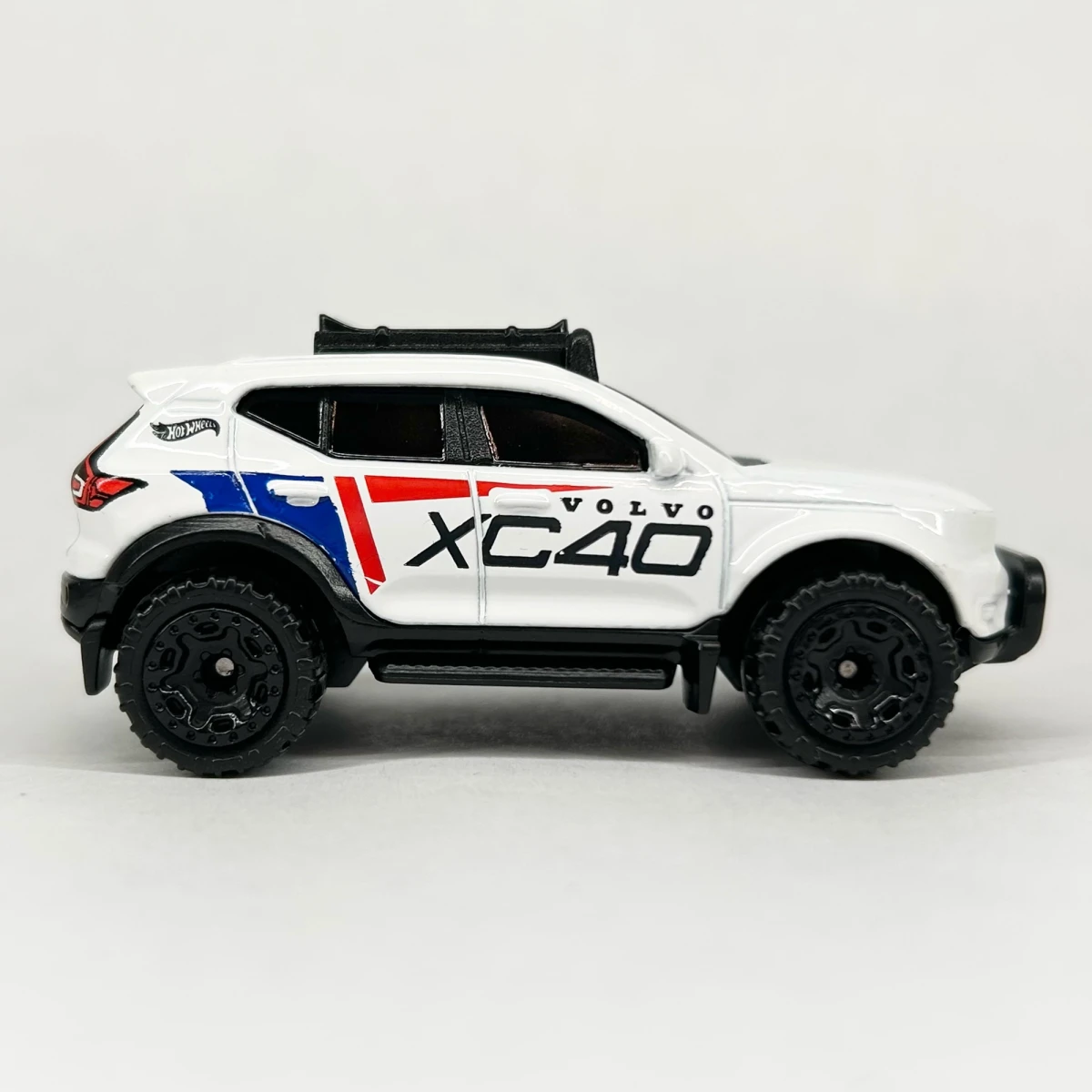2024 Volvo XC40 Recharge White: No Package: Image 3