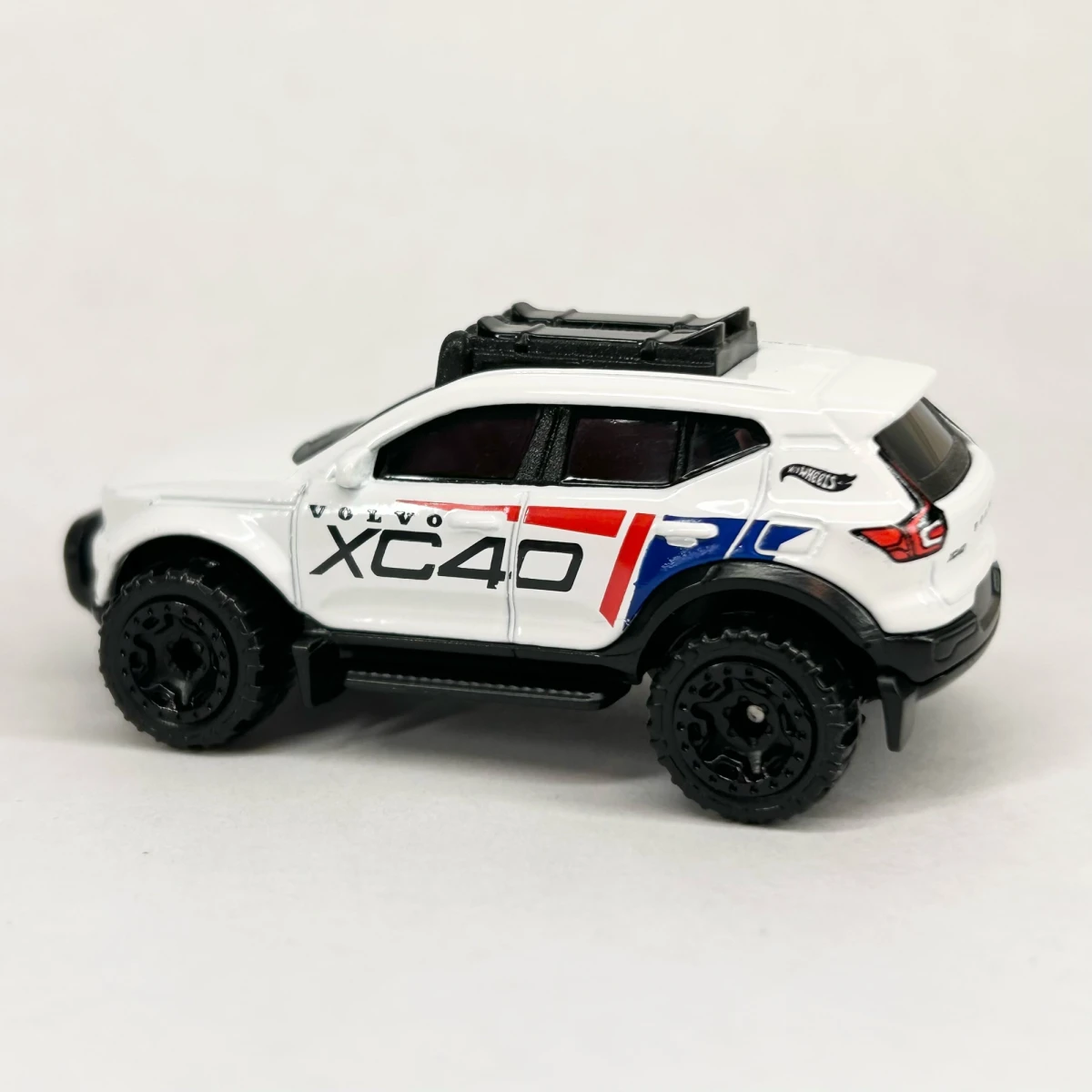 2024 Volvo XC40 Recharge White: No Package: Image 6