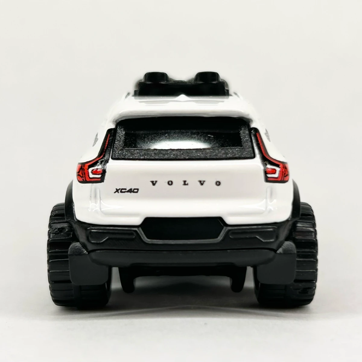 2024 Volvo XC40 Recharge White: No Package: Image 5