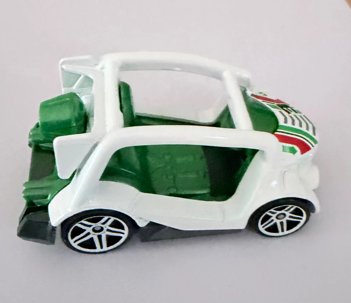 2025 Kick Kart White: No Package: Image 3